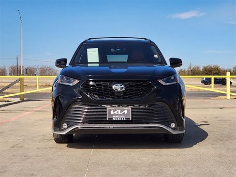 Used 2023 Toyota Highlander XSE image 2