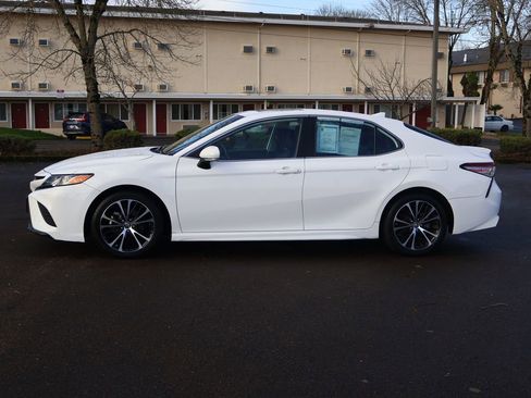Used 2019 Toyota Camry SE image 3