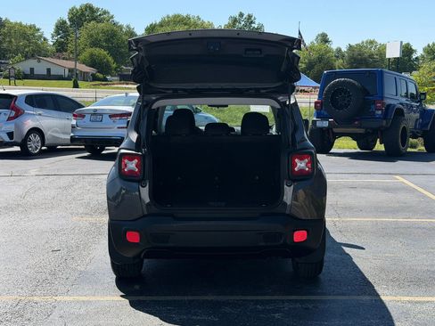 Used 2018 Jeep Renegade Latitude FWD image 11