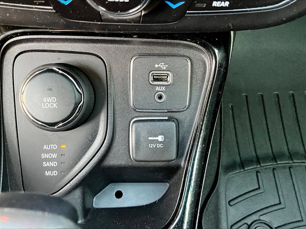Used 2018 Jeep Compass Limited AWD/4WD image 18