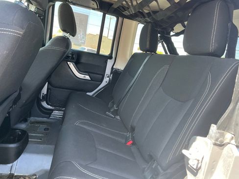 Used 2018 Jeep Wrangler Unlimited Sahara w/ Connectivity Group AWD/4WD image 26