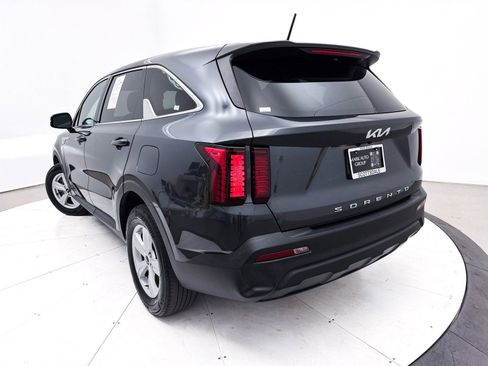 Used 2022 Kia Sorento LX image 7