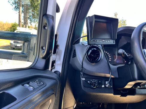 Used 2019 Freightliner Sprinter 3500 w/ Premium Package image 9