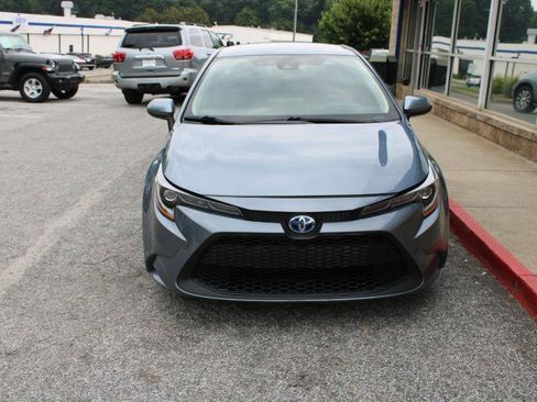 Used 2022 Toyota Corolla LE FWD image 2