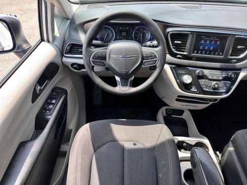 Used 2020 Chrysler Voyager L image 26