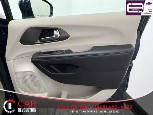 Used 2021 Chrysler Pacifica Touring-L image 69