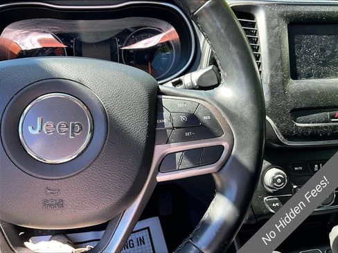 Used 2019 Jeep Cherokee Latitude w/ Cold Weather Group AWD/4WD image 17