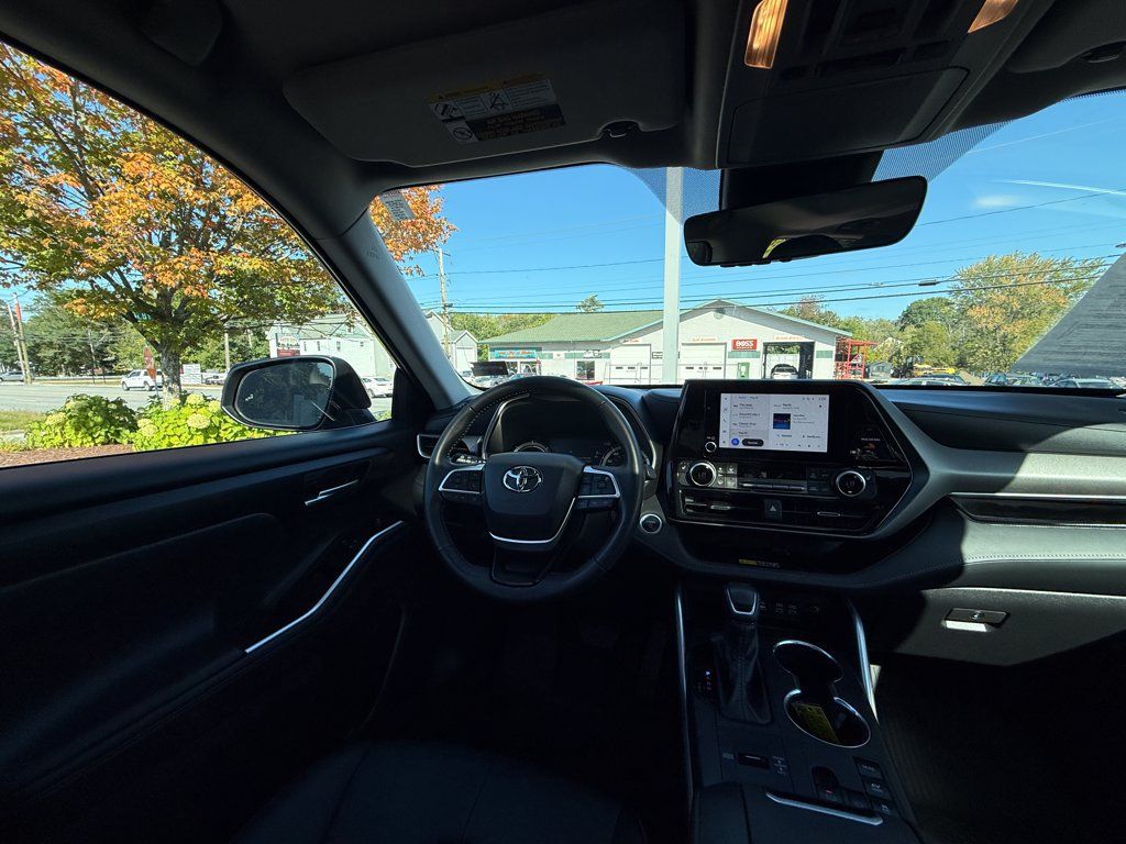 Used 2026 Toyota Highlander XLE AWD/4WD image 15