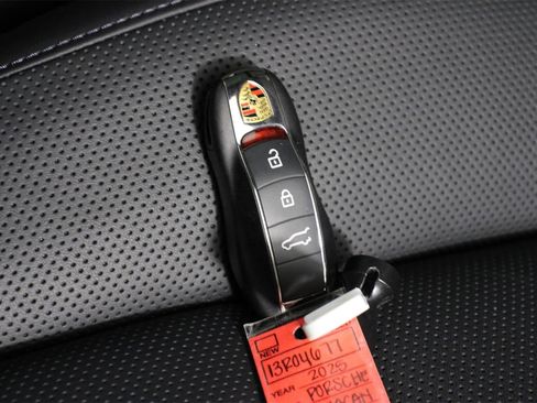 Certified 2025 Porsche Macan image 34