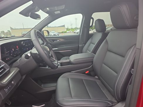 Used 2025 Chevrolet Traverse LT w/ Driver Confidence Package FWD image 13