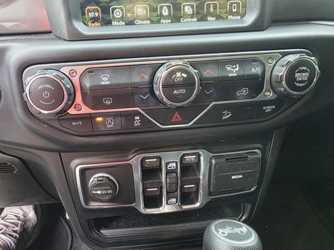 Used 2019 Jeep Wrangler Unlimited Sahara w/ Uconnect 4C Nav & Sound Group AWD/4WD image 6