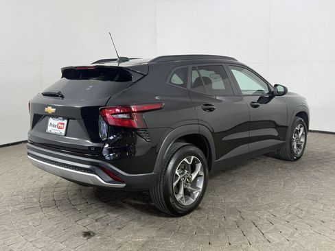 Used 2025 Chevrolet Trax LT w/ LT Convenience Package FWD image 9