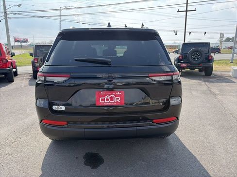 Used 2025 Jeep Grand Cherokee Limited w/ Black Appearance Package AWD/4WD image 8