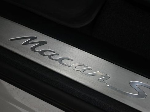 Certified 2022 Porsche Macan S AWD/4WD image 32