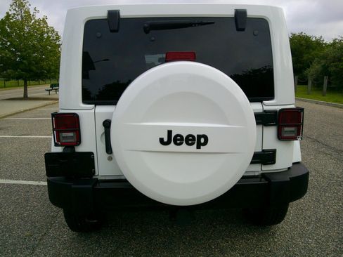 Used 2018 Jeep Wrangler Unlimited Sahara AWD/4WD image 22