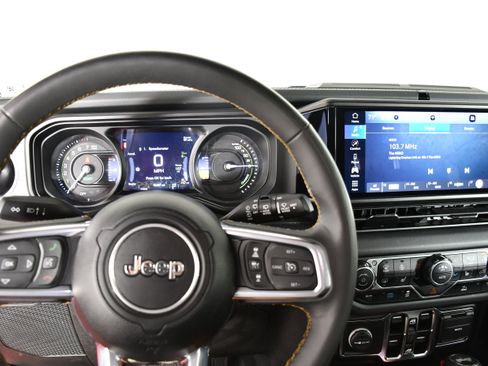 Used 2024 Jeep Wrangler Unlimited Sahara AWD/4WD image 16