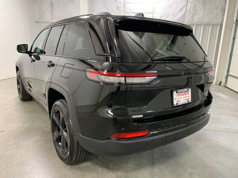 Used 2023 Jeep Grand Cherokee Limited w/ Black Appearance Package AWD/4WD image 26