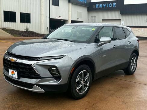Used 2025 Chevrolet Blazer LT AWD/4WD image 2