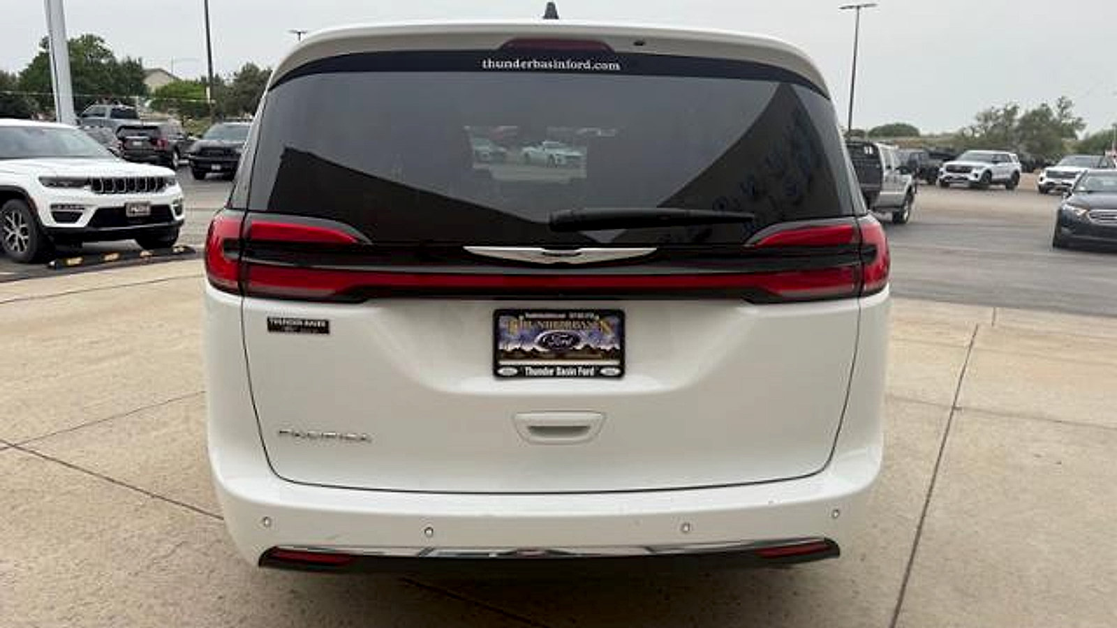 Used 2024 Chrysler Pacifica Touring-L FWD image 8