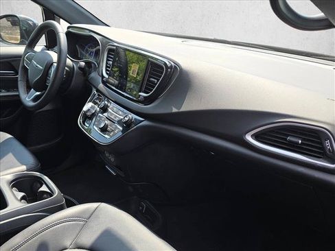 Used 2025 Chrysler Pacifica Select FWD image 24