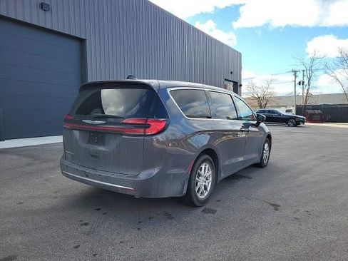 Used 2023 Chrysler Pacifica Touring-L image 3