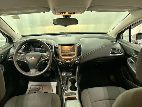 Used 2017 Chevrolet Cruze LT image 18
