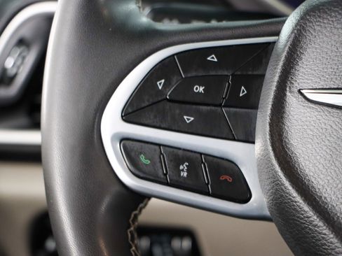 Used 2023 Chrysler Pacifica Touring-L image 13