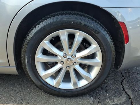 Used 2018 Chrysler 300 Limited image 17