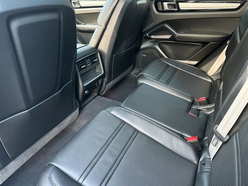 Used 2023 Porsche Cayenne Platinum Edition image 13