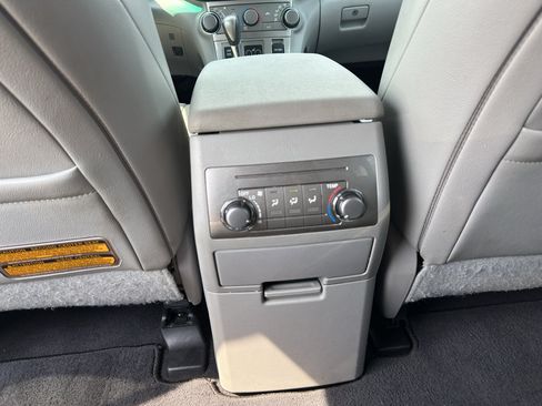 Used 2013 Toyota Highlander SE AWD/4WD image 24