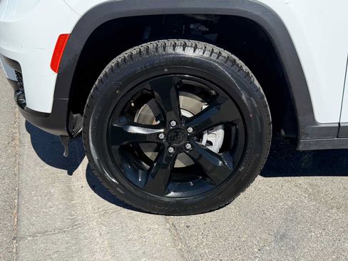 Used 2023 Jeep Grand Cherokee L Laredo RWD image 35