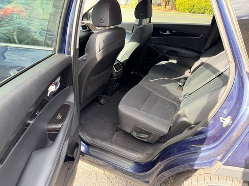 Used 2018 Kia Sorento LX image 12