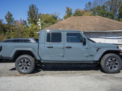 New 2025 Jeep Gladiator Sport w/ Premium Package image 3