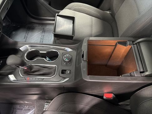 Used 2023 Chevrolet Traverse LT w/ Rear Camera Mirror Package image 27