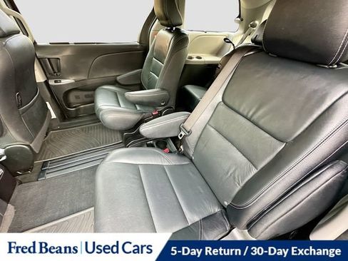 Used 2016 Toyota Sienna SE Premium w/ Four Season Floor Mat Package FWD image 31