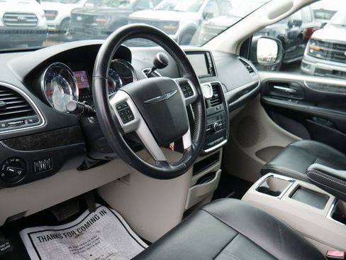 Used 2015 Chrysler Town & Country Touring image 15