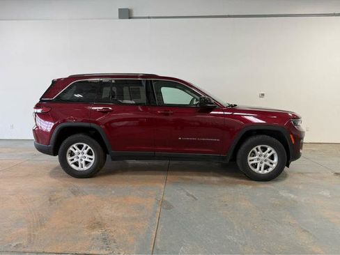 Used 2024 Jeep Grand Cherokee Laredo AWD/4WD image 6