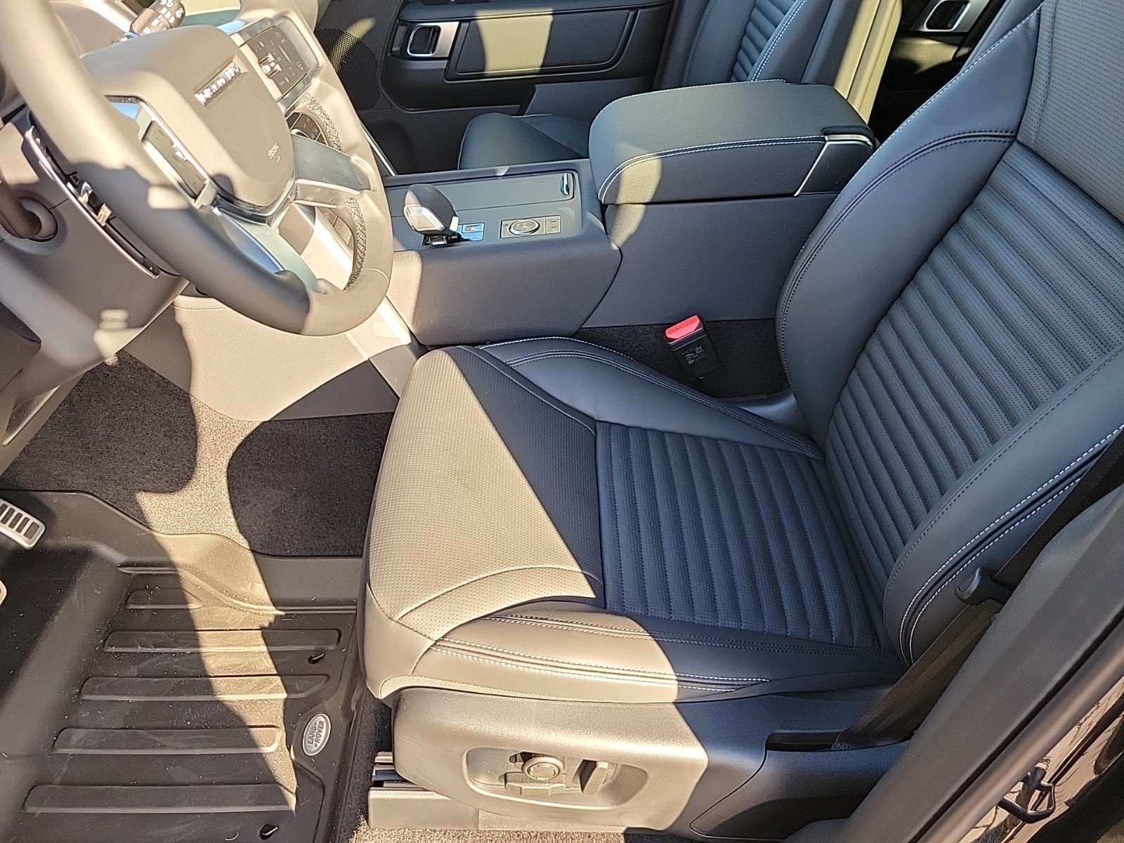Used 2025 Land Rover Discovery Dynamic SE AWD/4WD image 26