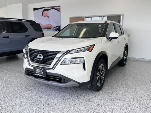 Used 2023 Nissan Rogue SV image 3