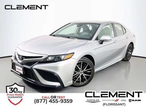 Used 2022 Toyota Camry SE FWD image 1