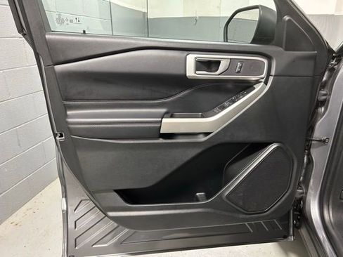 Used 2022 Ford Explorer XLT w/ Equipment Group 202A image 7