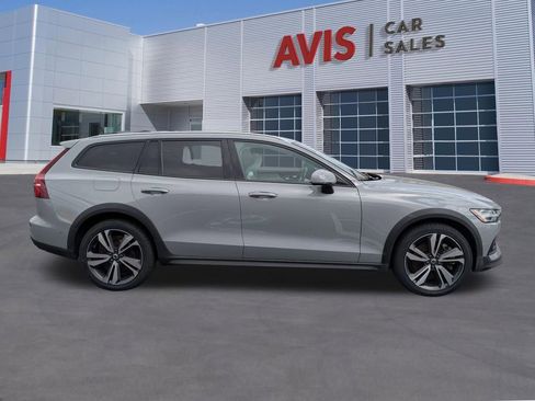 Used 2025 Volvo V60 B5 Cross Country Plus image 5