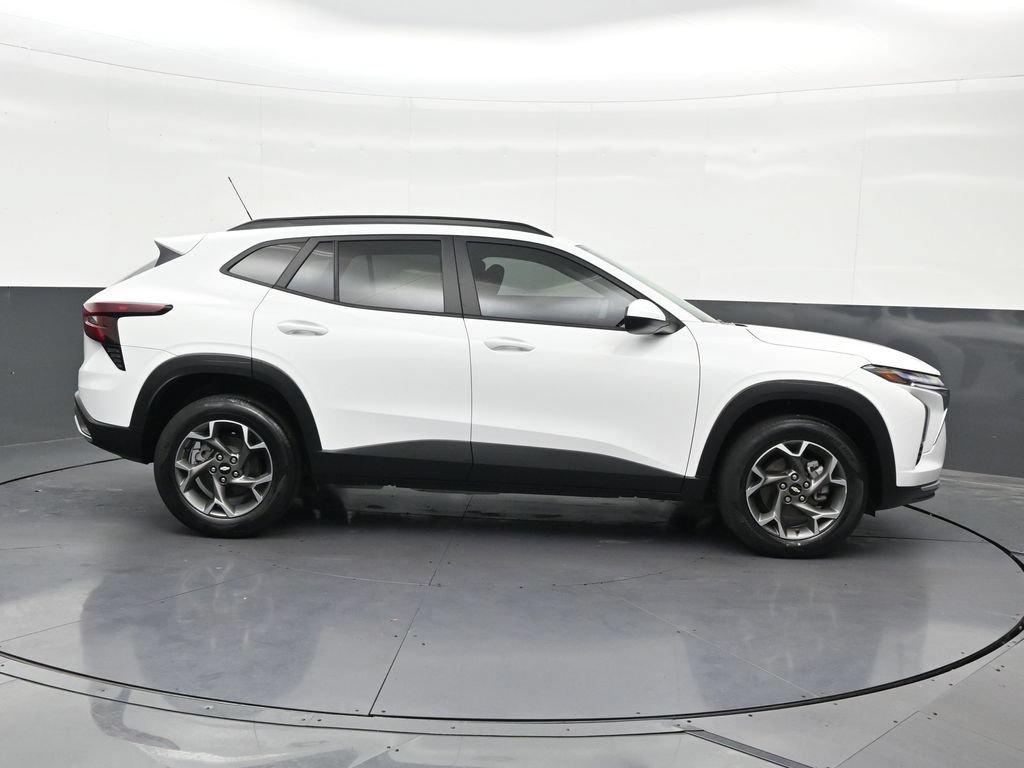 Used 2025 Chevrolet Trax LT FWD image 7