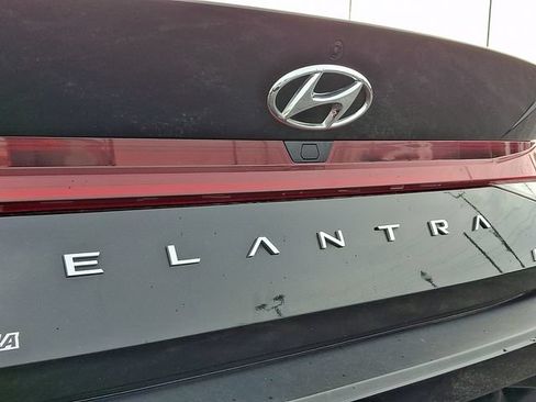 Used 2022 Hyundai Elantra Limited w/ Preferred Accessory Package FWD image 29