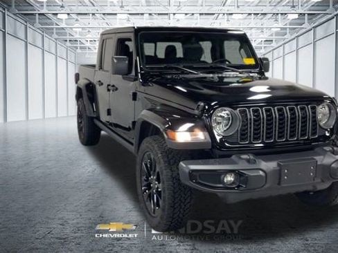 Used 2025 Jeep Gladiator Sport image 4