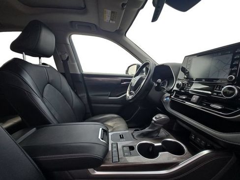 Used 2022 Toyota Highlander Limited FWD image 16