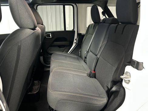 Used 2025 Jeep Wrangler Unlimited Sahara image 23