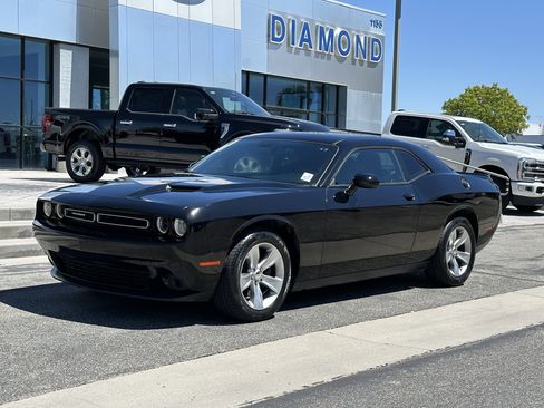 Used 2018 Dodge Challenger SXT image 2