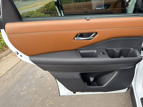 New 2026 Nissan Pathfinder Platinum image 33