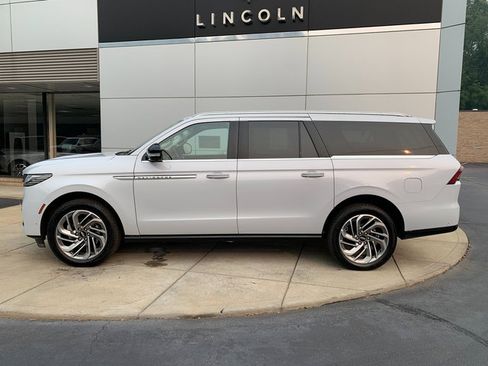 Certified 2025 Lincoln Navigator L Reserve AWD/4WD image 2
